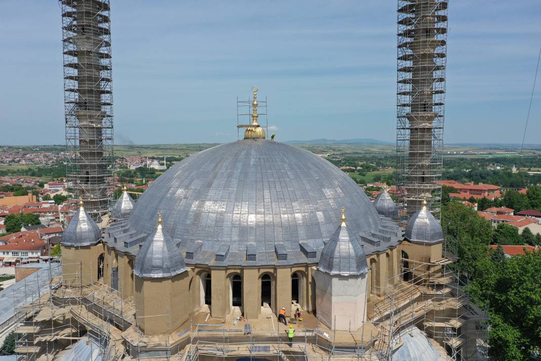 Selimiye Camisi'nin ana kubbe aleminin montajı tamamlandı 17